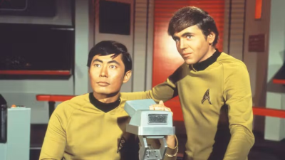 Walter Koenig conquistó a la audiencia cuando se unió a la tripulación del USS Enterprise como el joven y carismático Pavel Chekov, un personaje que se convertiría en uno de los favoritos de la franquicia.
