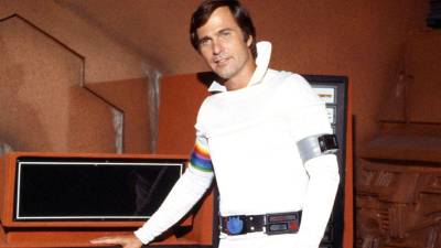 Gil Gerard, actor nacido en el estado de Arkansas y popular por su papel como el ingenioso héroe de la serie Buck Rogers en el siglo XXV (Buck Rogers in the 25th Century (1979-81)) ha fallecido a la edad de 82 años.