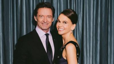 Jackman y Foster, quienes coprotagonizaron la producción de Broadway The Music Man entre 2021 y 2023, fueron vinculados sentimentalmente por primera vez a finales de 2024. La relación se confirmó públicamente en enero de 2025, cuando ambos fueron fotografiados tomados de la mano durante una cena en Santa Mónica.