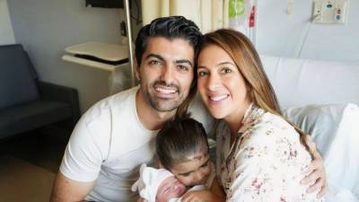 Maity Interiano posa feliz con su esposo Anuar Zidan e hijas, Nour y Camille.