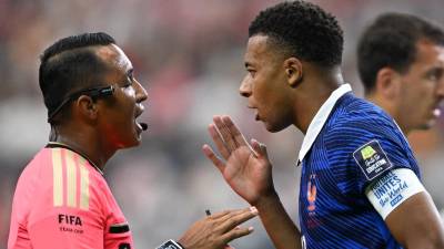 Arden las redes sociales tras el trabajo del árbitro salvadoreño Iván Bartón durante el Francia vs España correspondiente a las semifinales del Mundial 2026.