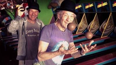 La amistad entre Patrick Stewart e Ian McKellen es una de las más entrañables y admiradas del mundo artístico. Durante décadas, ambos actores compartieron escenarios, rodajes, triunfos y desafíos personales, construyendo una relación que trascendió la fama y se convirtió en un ejemplo de lealtad, respeto y afecto genuino.