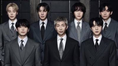 BigHit Entertainment ha compartido en sus redes sociales la carátula del álbum, en la que aparecen RM, Jin, Suga, J-Hope, Jimin, V y Jung Kook con trajes elegantes y una expresión seria.