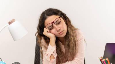 Perder la concentración con facilidad o sentirse irritable sin motivo son otros síntomas de la fatiga por azúcar.