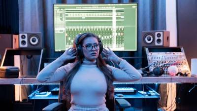 Alejandra Rubio continúa apostando por su faceta musical y ya prepara un nuevo lanzamiento que promete sumar fuerza a su creciente catálogo como cantante. La expresentadora de televisión hondureña anunció que se encuentra trabajando en una canción inédita titulada “Ahora me porto mal”, actualmente en fase de producción.