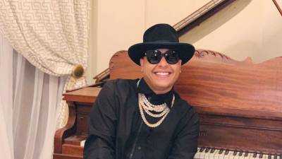 En el competitivo mundo de la música urbana, pocos artistas han logrado construir una identidad sonora tan reconocible como Darell, cuyo estilo directo, voz ronca y presencia en grandes colaboraciones lo han consolidado como una de las figuras respetadas del reguetón y el trap latino.