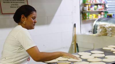 Desde abril, cuando el precio de la tortilla subió más de 15 centavos, muchas familias en San Pedro Sula, formadas por 5 miembros, con un consumo individual de 3 unidades por persona, gastan 45 centavos más por plato de comida solo por el consumo de este alimento.