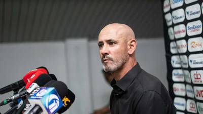 Eduardo Espinel reaccionó algo molesto en conferencia de prensa tras el primer partido de la final contra Marathón.