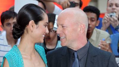 La decisión de Emma Heming Willis de modificar por completo la dinámica familiar junto a Bruce Willis provocó una ola de comentarios en redes y medios, especialmente considerando el avance de la demencia frontotemporal que enfrenta el reconocido actor.