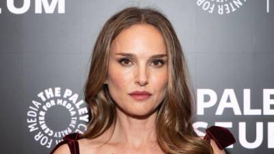 La actriz estadounidense Natalie Portman sorprendió al confirmar que está embarazada de su tercer hijo a los 44 años, una noticia que marca una nueva etapa en su vida personal y familiar. El anuncio fue dado a conocer en una entrevista con la revista Harper’s Bazaar, donde la ganadora del Premio Oscar expresó su emoción por esta nueva experiencia junto a su actual pareja, el músico francés Tanguy Destable. “Tanguy y yo estamos muy entusiasmados”, declaró.