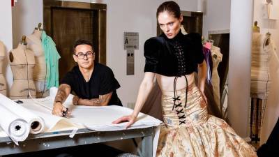 El diseñador Christian Siriano compartió en su cuenta de Instagram esta imagen como antesala de la colección que presentará en el NYFW.