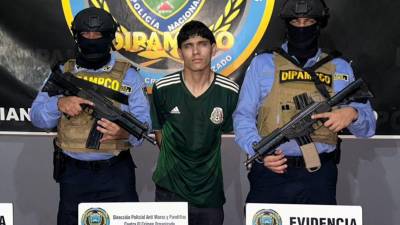 Momento cuando era presentando antes los medios de comunicación, con la evidenciada decomisada.