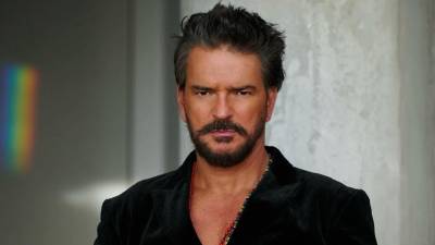 <b>Ricardo Arjona</b> está en el centro del debate luego de que el artista emitiera una serie de comentarios sobre la crianza actual durante uno de sus conciertos de su gira <b>“Lo que el Seco no dijo</b>”.