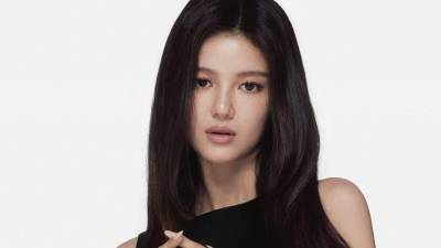 La agencia ADOR sorprendió al mundo del K-pop al anunciar oficialmente la rescisión del contrato exclusivo de Danielle, integrante del popular grupo NewJeans. El comunicado, difundido este martes, marca un nuevo capítulo en la prolongada disputa que ha rodeado tanto a la agrupación como a la propia compañía.