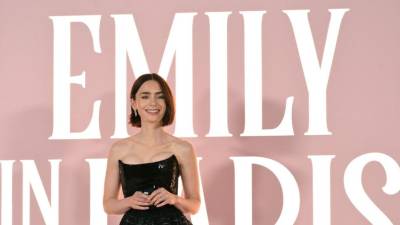 La popular serie de Netflix Emily in Paris prepara un nuevo giro en su historia con la confirmación de su sexta temporada, que marcará un cambio de escenario al salir nuevamente de Francia para rodar en Grecia y Mónaco. De acuerdo con información revelada por Variety, la producción iniciará en mayo y llevará a la protagonista hacia nuevos destinos europeos, ampliando el universo narrativo que ha caracterizado a la ficción desde su estreno.