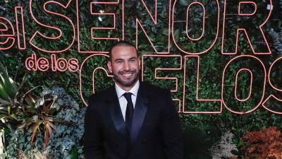 'El Señor de los Cielos' contribuyó a consolidar el auge de las narcoseries en la televisión hispana y, con diez temporadas y cerca de 800 episodios, se convirtió en una de las franquicias más exitosas, longevas e influyentes del género. Al mirar hacia atrás en su trayectoria, el actor de 49 años reconoce su evolución profesional tanto como intérprete como productor, un doble rol que asume en esta última entrega.