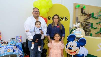 En una divertida y colorida fiesta, Reggie David Paz Ávila celebró su primer cumpleaños acompañado de sus padres y hermana, en una fiesta realizada en Yupi Playground, en San Pedro Sula. En la fotografía aparecen sus padres, Reggie R., y Angela Paz, y su hermana, Isabella Marie Paz.