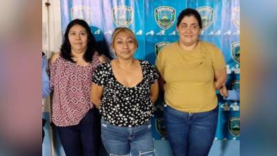 Las detenidas son tres mujeres, a quienes se les decomisó seis pulseras bañadas en oro y dinero en efectivo.