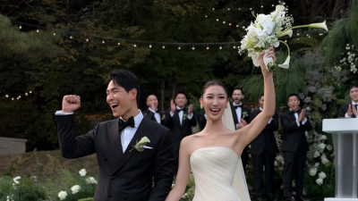 La cantante, compositora y actriz de voz surcoreana EJAE, reconocida por dar vida al personaje de Rumi en Las Guerreras K-pop, contrajo matrimonio con el músico Sam Kim en una emotiva ceremonia celebrada en Seúl.