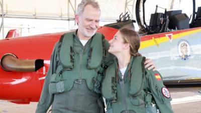 Vestidos con el mono de vuelo del Ejército del Aire y del Espacio y acompañados por mandos de la academia, el Rey Felipe VI y la princesa Leonor.