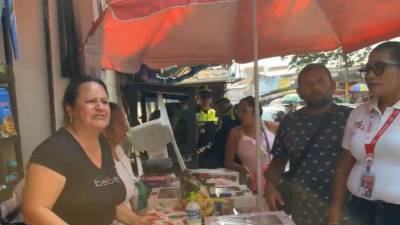 Esta mujer llorando es la imagen que más se ha viralizado en las redes sociales. Se trata de una emprendedora a la cual le cerraron su local apenas días después de abrirlo Enfrente de ella, la juez municipal que encabezó un considerable despliegue en un operativo que ha dividido los comentarios en El Progreso, Yoro.