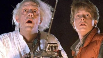 Si existe un científico capaz de viajar por el tiempo y permanecer inmortal en la cultura pop, ese es Doc Brown. En su cumpleaños, repasamos los momentos más icónicos del personaje de Volver al Futuro y exploramos otros inolvidables proyectos que consolidaron a Christopher Lloyd como una de las grandes leyendas de Hollywood.