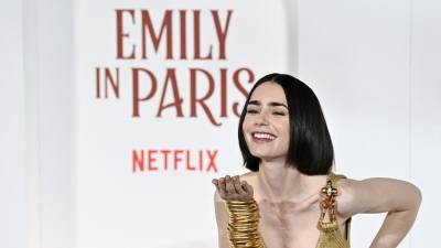 Lily Collins, protagonista de la serie Emily in Paris de Netflix, ha hablado abiertamente sobre sus batallas personales con la anorexia y la bulimia, compartiendo que la recuperación es un proceso continuo y que hablar abiertamente es a la vez aterrador y gratificante.