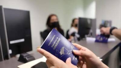 El Instituto Nacional de Migración (INM) informó este jueves sobre la suspensión temporal del servicio de emisión de pasaportes, medida que aplica tanto en el territorio nacional como en las delegaciones en el extranjero.