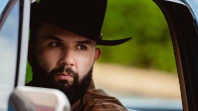 El cantante mexicano Carín León suspendió de manera temporal sus actividades artísticas tras presentar complicaciones de salud que obligaron a su equipo médico a recomendar reposo absoluto.