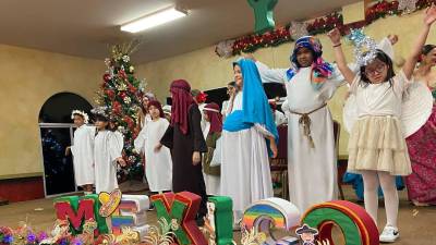 La danza, la decoración navideña y los trajes con temática fueron parte de la actividad.