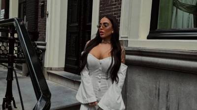 La muerte de la influencer brasileña Kauana Bilhar, de 26 años, ha causado conmoción y abierto numerosos interrogantes en Brasil. La joven falleció tras caer desde el piso 27 del edificio donde residía en Dubái, mientras las autoridades de Emiratos Árabes Unidos mantienen abierta una investigación para esclarecer lo sucedido.