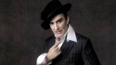 El Museo Metropolitano de Arte de Nueva York (MET) anunció que el diseñador británico <b>John Galliano</b> será el protagonista de la exposición del Costume Institute y de la Met Gala 2027, titulada <i>John Galliano: Horizons</i>. El anuncio ha generado una amplia discusión en la industria de la moda y el entretenimiento debido tanto a la influencia del diseñador como a la controversia que marcó su carrera en 2011.