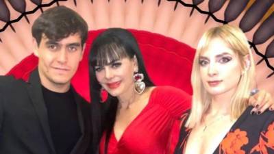 La controversia en torno a la familia del fallecido cantante Julián Figueroa vuelve a ocupar titulares, esta vez por un tema especialmente sensible: el destino de sus cenizas. A más de un año de su muerte, el desacuerdo entre su madre, Maribel Guardia, y su viuda, Imelda Garza, ha reavivado tensiones familiares.