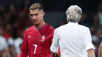 El escándalo continúa sacudiendo a la selección de Portugal. Cristiano Ronaldo y el entrenador del combinado luso se reunieron este miércoles de emergencia, en medio de la tensión generada por la postura del delantero y las recientes diferencias que han puesto el foco sobre el vestuario portugués.