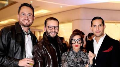 En alianza con The Walt Disney Company, la velada transformó el espacio en un escenario de estética editorial inspirado en el power dressing, con asistentes que interpretaron el código con propuestas que combinaron elegancia clásica y apuestas contemporáneas. En la imagen, Daniel Salazar, Eloy Bravo, Blanca Bendeck y Ariel Flores.