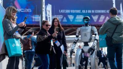 La vigésima edición del Mobile World Congress (MWC) en Barcelona comienza este lunes con la expectativa de que más de 100.000 visitantes pasen por el congreso, el principal evento mundial sobre tecnología ligada a la conectividad, que reúne a más de 2.900 expositores. En la imagen, un androide pasea por los alrededores de la feria.