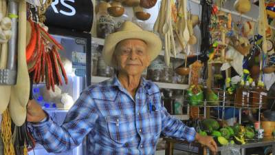 A sus 87 años, Euterio Hernández continúa atendiendo con entusiasmo el negocio que ha sido parte de su vida durante décadas en el mercado Guamilito. Él reconoce que el mercado es un ícono de la ciudad que revivecon orgullo sus seis décadas de historias.