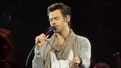 Harry Styles convirtió Halloween en un viaje al pasado. Durante su concierto del viernes 30 de octubre en el Madison Square Garden de Nueva York, el cantante británico sorprendió a sus seguidores al recrear la imagen que tenía cuando audicionó para el programa musical The X Factor en 2010, una experiencia que terminó cambiando el rumbo de su vida y dando origen a One Direction.