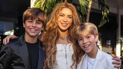 Milan y Sasha Piqué Mebarak son los dos hijos de la cantante Shakira y el exfutbolista Gerard Piqué, conocidos por su talento musical y por aparecer con su madre en escenarios, destacando en canciones como Acróstico y en su propio proyecto The One, mostrando habilidades en piano, batería y voz, heredando la vena artística de sus padres.