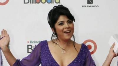 Victoria Ruffo decidió responder a las especulaciones sobre su estado de salud luego de que, una vez más, fuera captada utilizando una silla de ruedas en el Aeropuerto Internacional de la Ciudad de México (AICM). La actriz aclaró que no ha perdido la movilidad y explicó que recurre a este apoyo únicamente cuando viaja, debido a un padecimiento que afecta su columna desde hace varios años.