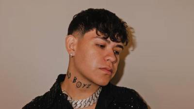Junior H se ha convertido en uno de los nombres más influyentes de la música regional mexicana contemporánea. El artista, cuyo nombre real es Antonio Herrera Pérez, logró revolucionar el género de los corridos tumbados gracias a una propuesta que mezcla sonidos tradicionales con trap, hip-hop y una fuerte carga emocional que conecta con millones de jóvenes.