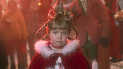 Veinticinco años después de su paso por la gran pantalla, Taylor Momsen regresó simbólicamente al universo de El Grinch al enfundarse nuevamente el icónico vestido de Cindy Lou Who, el mismo que usó cuando tenía apenas seis años.