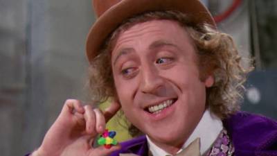 La historia de uno de los rostros más emblemáticos del cine de comedia está lista para regresar a la pantalla grande. Gene Wilder, recordado mundialmente por interpretar al excéntrico Willy Wonka, será el protagonista de una nueva película biográfica que buscará retratar tanto su extraordinaria carrera artística como los aspectos más íntimos de su vida personal.