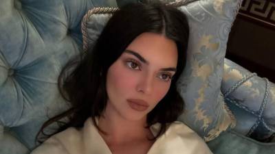 Kendall Jenner decidió enfrentar de forma directa algunos de los rumores que más han circulado sobre su imagen pública en los últimos años. La modelo habló abiertamente sobre las especulaciones relacionadas con su sexualidad y, especialmente, sobre las versiones que aseguran que se ha sometido a múltiples cirugías estéticas.
