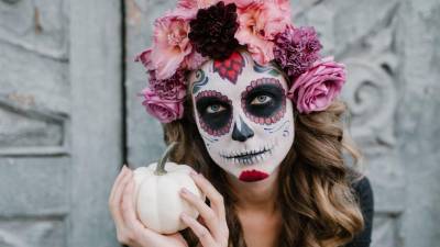 “Para el habitante de Nueva York, París o Londres, la muerte es la palabra que jamás se pronuncia porque quema los labios. El mexicano, en cambio, la frecuenta, la burla, la acaricia, duerme con ella, la festeja”, recordaba Octavio Paz.