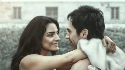 Aislinn Derbez y Mauricio Ochmann volvieron a acaparar la atención del público luego de presentar las primeras imágenes oficiales de Hasta el Fin del Mundo, la nueva película con la que compartirán pantalla nuevamente después de su separación en 2020. El anuncio fue realizado en redes sociales y rápidamente generó miles de reacciones entre sus seguidores.