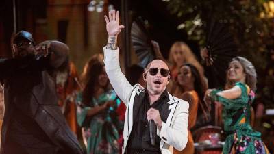 Lo que comenzó como una ocurrencia entre usuarios de redes sociales terminó convirtiéndose en un acontecimiento histórico. El pasado 10 de julio, el concierto de Pitbull en el festival BST Hyde Park, en Londres, reunió a miles de seguidores caracterizados con calvas postizas, gafas de aviador, camisa blanca y corbata negra, logrando establecer un nuevo récord Guinness.