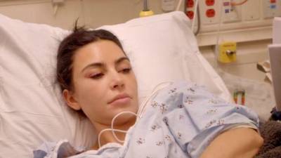 Kim Kardashian protagoniza uno de los momentos más delicados del adelanto de la octava temporada de “The Kardashians”, luego de revelar que padece esofagitis y aparecer en una cama de hospital durante una evaluación médica. La situación generó preocupación entre sus familiares debido al antecedente de salud de su padre, Robert Kardashian.