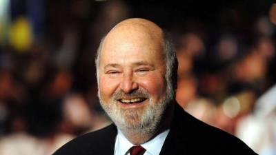 El domingo 14 de diciembre de 2025, Hollywood despertó con una noticia devastadora: el director Rob Reiner, de 78 años, y su esposa Michele Singer, de 68, fueron hallados sin vida en su hogar de Brentwood, California, en un caso investigado como homicidio. Su muerte provocó una ola de homenajes y revisiones de una filmografía que marcó generaciones.