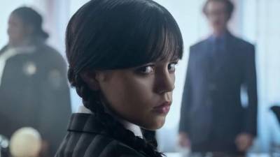 Jenna Ortega comienza a mirar más allá de Merlina; la actriz estadounidense adelantó que, una vez concluya su participación en la exitosa serie de Netflix, planea tomarse una pausa de la televisión para explorar nuevas oportunidades profesionales. Su decisión llega después de años de trabajo frente a las cámaras y de consolidarse como una de las figuras jóvenes más reconocidas de Hollywood.